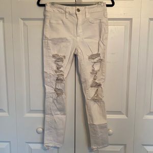 White ripped jean, hi-rise super stretchy, size 6, American Eagle
